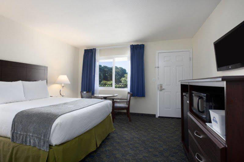 Days Inn By Wyndham Santa Maria Экстерьер фото